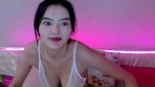 Сисястая азиатка Эмма Кларк (она же Келли) трясет своими размазанными маслом сиськами и мастурбирует - порно видео