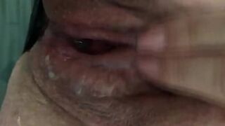 Жена жестко кончает, пока трет ее кримпайный клитор - порно видео