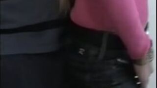 Шэрон Пинк интенсивно щупал Незнакомец в автобусе! - порно видео