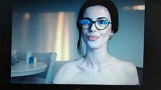 Красивая и очень чувственная брюнетка перед вебкамерой - порно видео