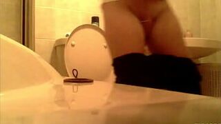 Сестра писает перед скрытой камерой - порно видео