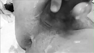 Она фистит все лучше и лучше - порно видео