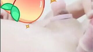 Шлюха наслаждается своей маленькой киской - порно видео