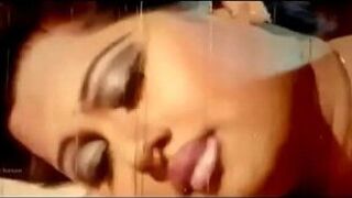 Усложнение павлина, большая грудь, глубокий пупок и огромная киска - порно видео