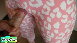 Кончаю в трусики и штаны для йоги после того, как растер мою гладкую киску - порно видео