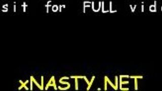 Ее сладкое влагалище едва выдерживает эту жесткую долбежку - порно видео