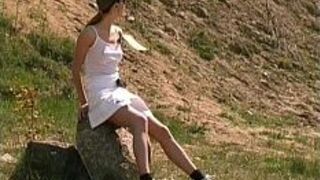 Милая Ирен писает на улице - порно видео