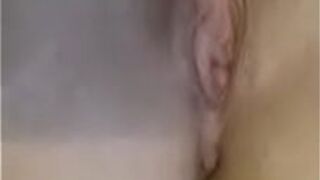 Девушка с фиолетовым дилдо испытывает пульсирующий оргазм - порно видео