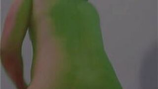 Молодой транс-мужчина дебютирует с игрушкой - порно видео