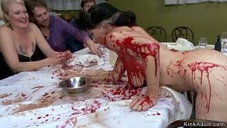 Рабыню трахают на публичном супе - порно видео