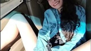 В такси. Я устраиваю шоу по видеозвонку на шоссе одному из моих подписчиков. Я так возбудился, что трахнул таксиста - порно видео