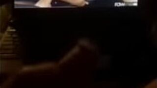 Дрочит во время просмотра порно - порно видео