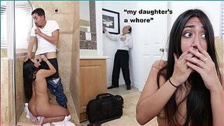 НЕ ТРАХАЙ МОЮ СВОДНУЮ ДОЧЬ - молодой женщине Лекси Бандерас чистит трубы сантехник - порно видео