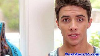 Мускулистый гей-секс-спортсмен наслаждается сольным развлечением - порно видео