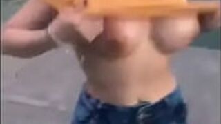 Грудастая мексиканская латинка раздевается догола в общественном месте. Грудастая мексиканская пачка - порно видео