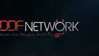 Маленькая мисс Саншайн: развлечение с фетишем ног горячей милфы в саду! - порно видео