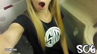 Блондинка на публике мастурбирует в ванной в самолете, настоящее любительское видео - порно видео