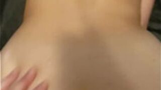 Жене долбят ее тугую задницу - порно видео