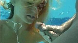 Жасмин Линн под водой в тройничке - порно видео