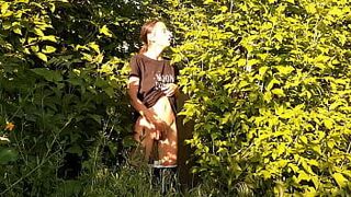 Рискованная публичная женская мастурбация на природе - Девушки испытывают оргазм - порно видео