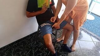 Возбужденная мачеха вылизывает весь член своего пасынка, пока ее мужа нет дома, она пользуется возможностью, чтобы дать ему богатый урок - порно видео