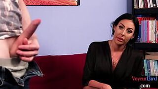 Одетые женщины, раздетый мужчина, вуайерист, милфа соблазняет дрочера, который дрочит на нее в любительском видео - порно видео