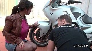 Эта французская арабская мама серьезно изнасиловала и трахнула кулаком - порно видео