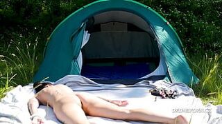 Милфа-нудистка Элизабет - порно на нудистском пляже - порно видео