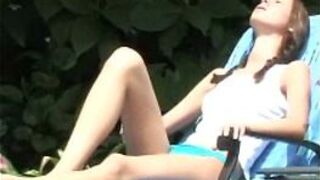 Подросток ручей соло на улице - порно видео