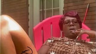 Пенелопа во внутреннем дворике - порно видео