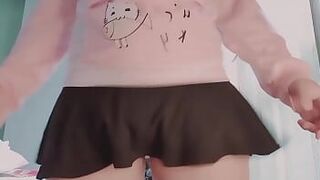 Миниатюрная тинка подпрыгивает своей большой задницей и идеальной маленькой киской - порно видео