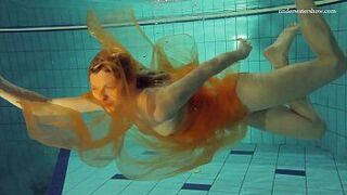 Обнаженная красотка Настя плавает - порно видео