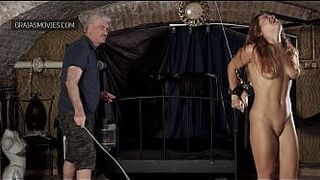 Горячая юная брюнетка борется со своим господином - порно видео