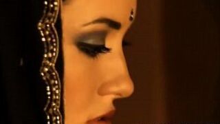 Она такая красивая голая - порно видео