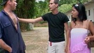 Механик вовлекается в тройничок - порно видео