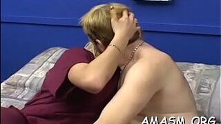 Пикантной красотке трахнули ее крошечную вишенку - порно видео