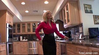 Грудастая милфа трахает тинку - порно видео