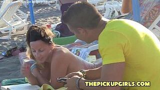 Испанские лохи охотятся за киской - порно видео