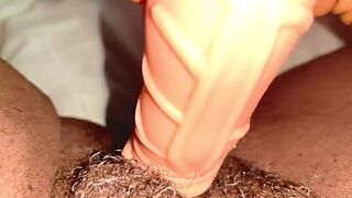 Обнаженная чернокожая трогает ее мокрую киску - порно видео