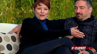 Возбужденные и сексуальные свингеры обмениваются партнерами в красной комнате - порно видео