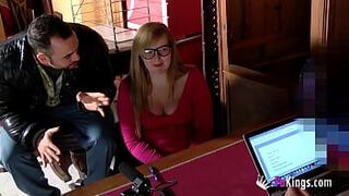 Блондинка ищет работу официанткой, но пути назад нет - порно видео