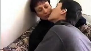Секс русской мамочки с парнем - порно видео