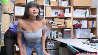 Офицер шпилит латинских крошек с пирсингованной киской - порно видео