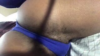 Девушка с толстой киской тверкает в стрингах - порно видео