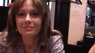 Девушка с идеальным телом трахается на публике - порно видео