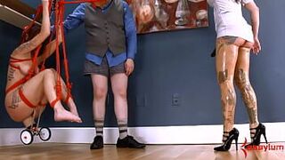 Трахнули в задницу анальную тинку унижают - порно видео