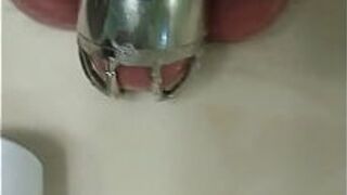 Приклеиваю мой пенис к клетке целомудрия - порно видео