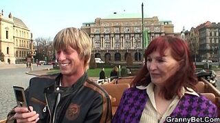 Старая бабушка в чулках скачет на члене незнакомца - порно видео