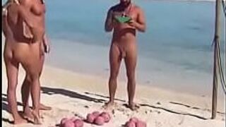 горячий мужчина на пляже - порно видео