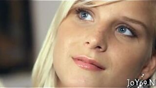 Подросток мастурбирует игрушкой, чтобы получить большой член - порно видео